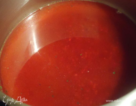 А пока займемся соусом. На низком огне смешать малиновое варенье с бульоном, розмарином и солью. Накрыть крышкой, дать минут 10 покипеть. Крахмал растворить в воде и влить в соус, постоянно помешивая до загустения. Соус готов.