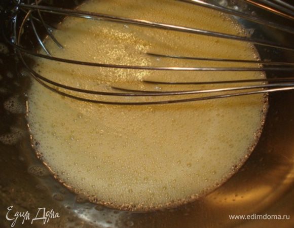 Яйца соединить с сахаром, поставить на водяную баню .Интенсивно помешивая, держать, пока масса не достигнет 50-60°С.

