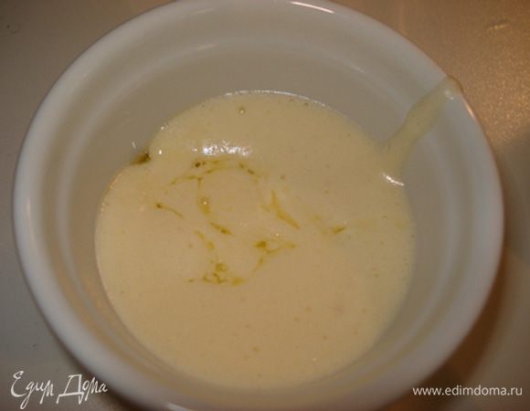 В масло влить 1 ст.л. яичной массы, перемешать и перелить все в в яйца.