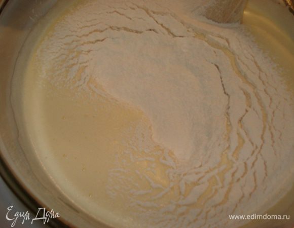 Всыпать просеянную муку.

