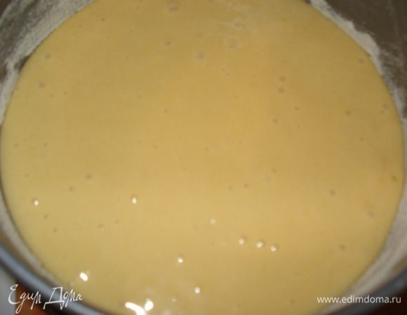 Духовку разогреть до 180°С. Разъемную форму смазать сливочным маслом, присыпать мукой. Перелить тесто, выпекать 30-40 мин. Готовый бисквит полностью остудить.