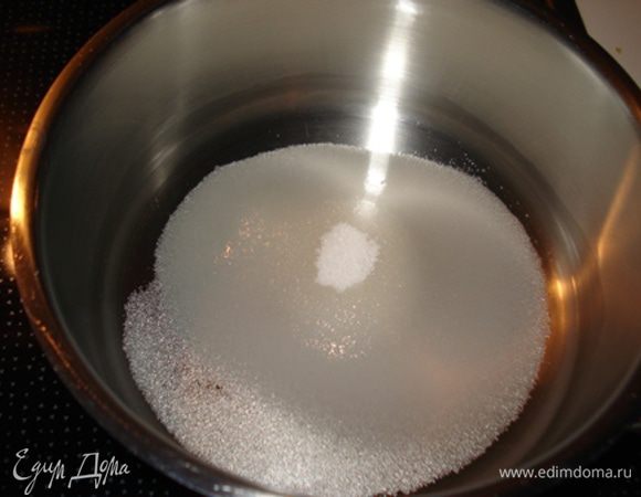 Приготовить сироп.
Сахар залить водой и довести до кипения, снять с огня и дать немного остыть.
Влить розовую воду и сироп, перемешать до объединения и дать полностью остыть.