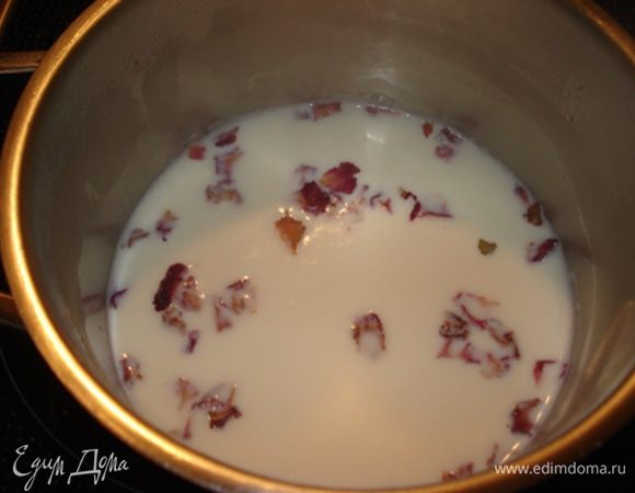 Сюпрем:

Молоко довести до кипения, снять с огня, всыпать лепестки, накрыть крышкой и оставить на 15 мин.

