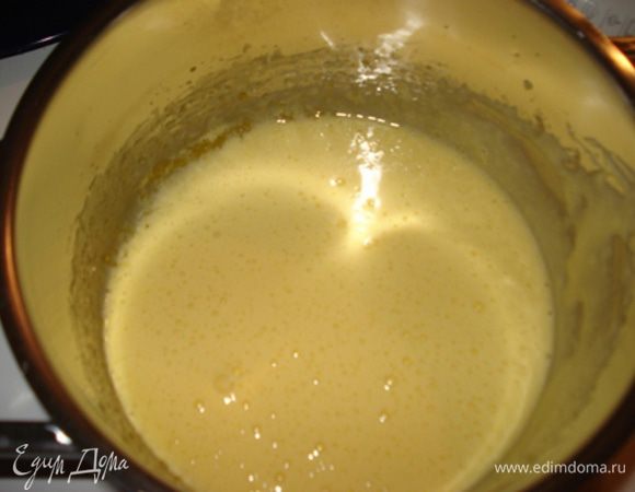 Желатин замочить в воде.
Желтки взбить с сахаром до бела, влить молоко и поставить на огонь, варить, постоянно помешивая до того момента, пока не загустеет немного. Температура массы должна достигнуть 83°С. Не доводить до кипения.

