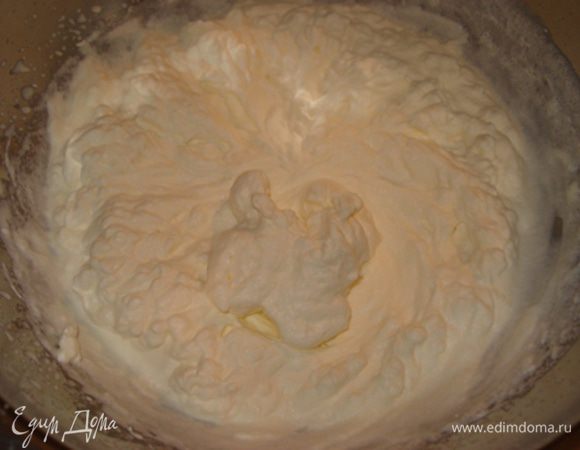 Сливки взбить до устойчивых пиков и вмешать их в желтковую массу.