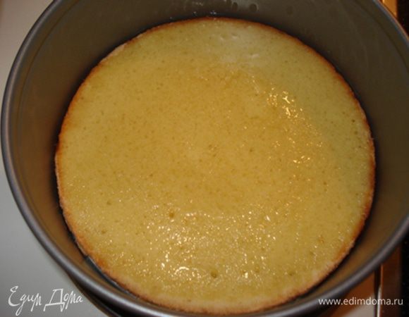 Сборка:
Бисквит разрезать на 2 диска, высота каждого 8 мм.
На дно разъемной формы положить 1 диск, смазать обильно сиропом, положить половину сюпрема.

