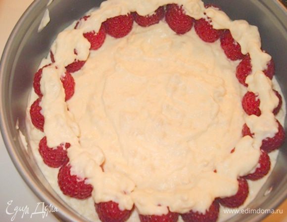 Смазать небольшим количеством сюпрема.
Второй диск с двух сторон смазать сиропом, положить на малину. Затем сюпрем. Поставить в холодильник на 12 часов.