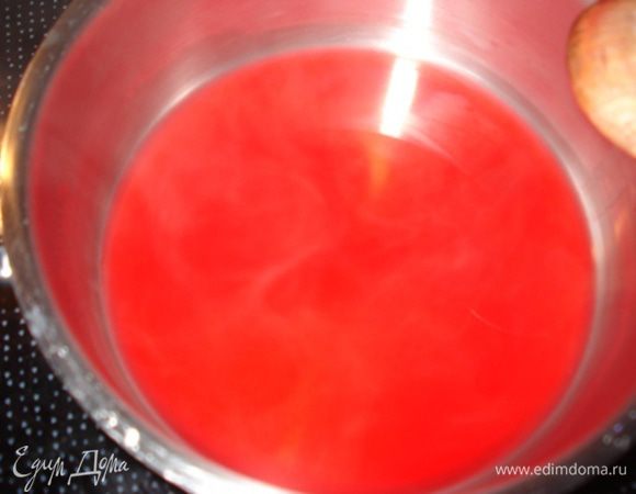 Через 12 часов приготовить покрытие. В кастрюльку  положить желе,добавить краситель и растопить. Смазать торт.
Поставить в холодильник на 4-6 часов.
Готовый торт украсить лепестками роз.