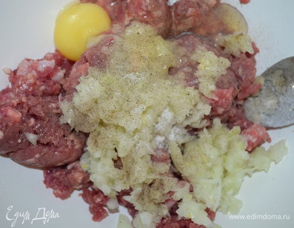 Половину лука добавить в фарш. Добавить яйцо, соль, перец. Вымешать все как следует. 