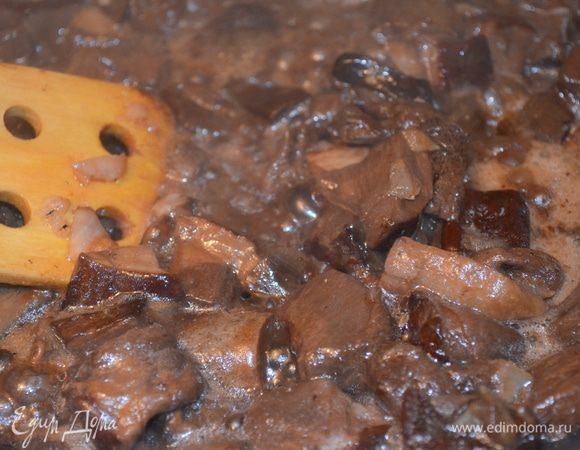 Добавить грибы и жарить все вместе до полного выпаривания жидкости. Остудить. 