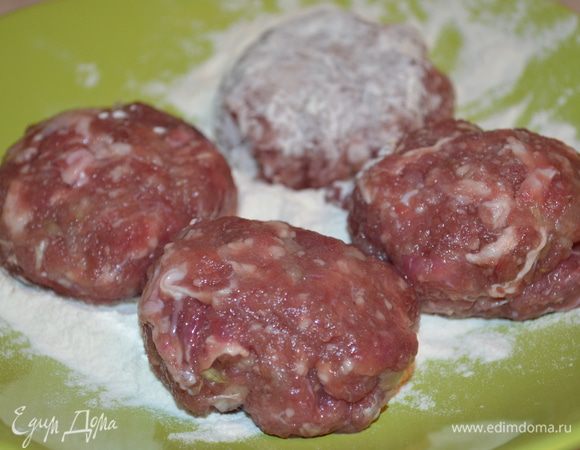 из фарша сформировать 8 котлет, обвалять их в муке