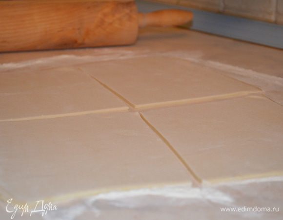 тесто раскатать, и разрезать на 8 одинаковых квадратов примерно 15х15 см