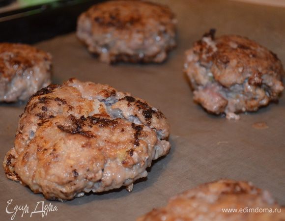 на противень положить бумагу для выпечки, смазать ее маслом. У меня мой любимый коврик) на нем разложить котлетки