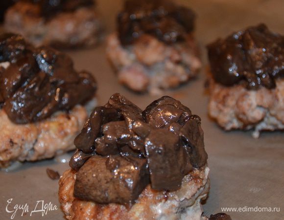 на каждую котлетку кладем порцию грибов. Можно вообще сделать грибы внутрь котлеты. 