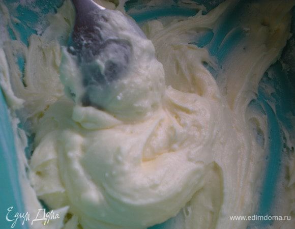 Растереть масло с сахарной пудрой. 