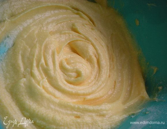 Добавить по одному желтки.