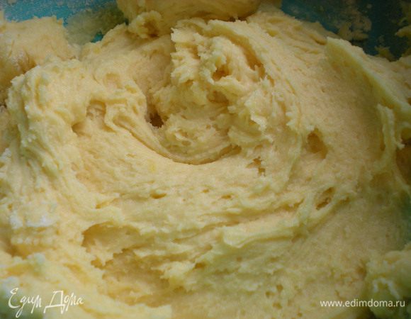 Муку просеять с разрахлителем. Добавить масло, муку и разрыхлитель, растереть. 