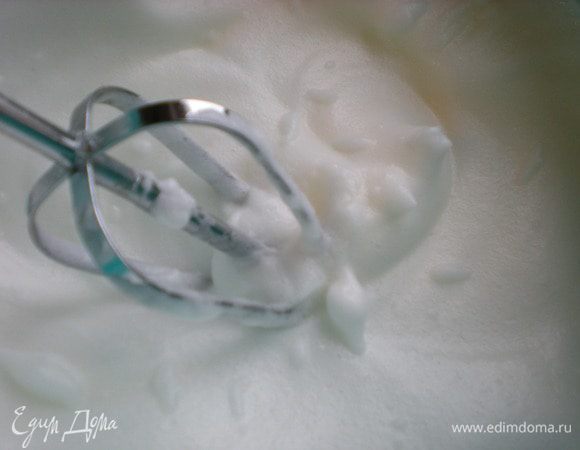 Взбить белки в густую пену. 