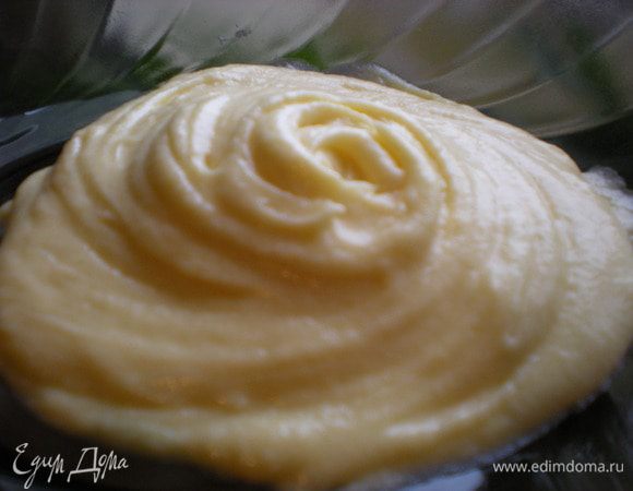 Разделить тесто на 3 части. К 1 - му добавляем ванильную эссенцию.