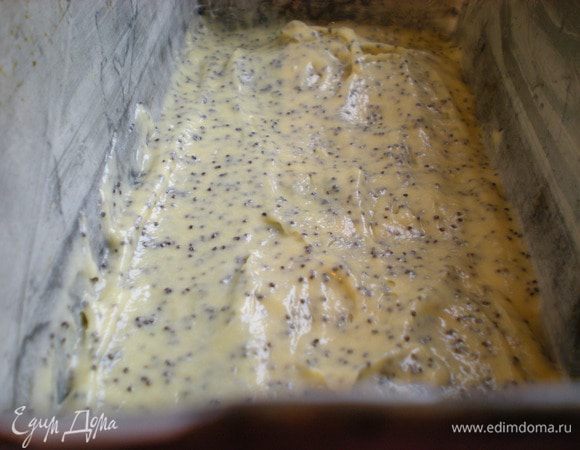 Подготовить форму. Смазать хорошо маслом или выстелить бумагу для выпечки. Выкладываем тесто слоями, первый будет например с маком.