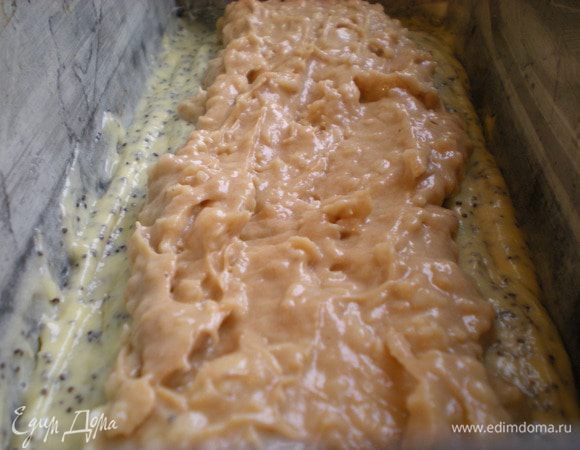 Затем на средину добавляем тесто с какао и кокосовой стружкой.