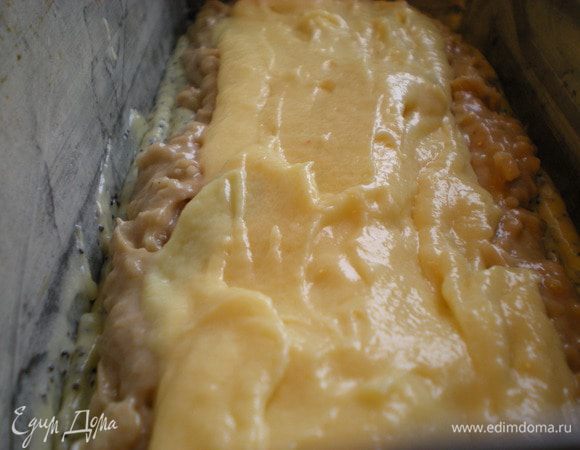 И третий слой тоже выкладываем на средину. Выпекаем в предварительно разогретой духовке до 200* 40 - 45 минут. 