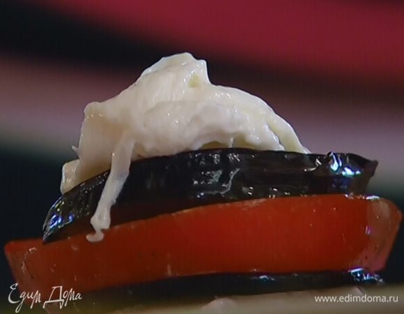 Сделать башенки из овощей, чередуя кружки помидора и баклажана и добавляя между ними кусочки разломанного руками сыра буррата.