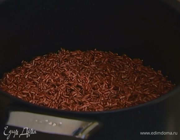 Красный рис отварить согласно инструкции на упаковке.