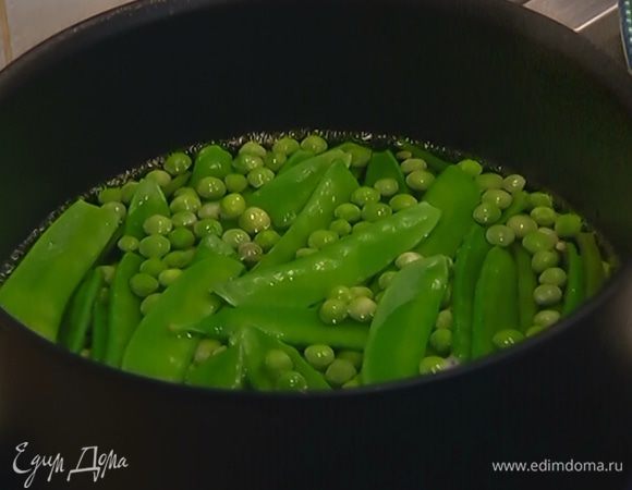 Стручковую фасоль отварить почти до готовности, затем отправить к ней зеленый горошек и стручки гороха и варить еще пару минут.