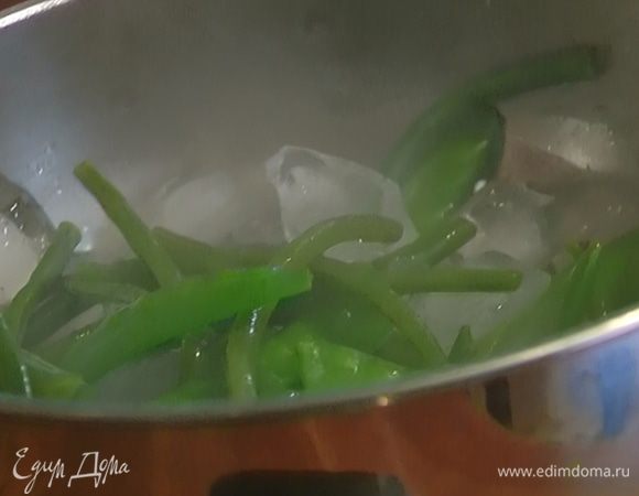 Слить воду и поместить фасоль и горошек на лед или промыть очень холодной водой для сохранения цвета.