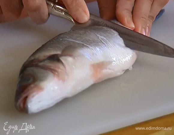 Рыбу вымыть, вынуть внутренности и сделать ножом по 4–5 неглубоких косых надрезов поперек тушки с двух сторон, не прорезая до хребта.  