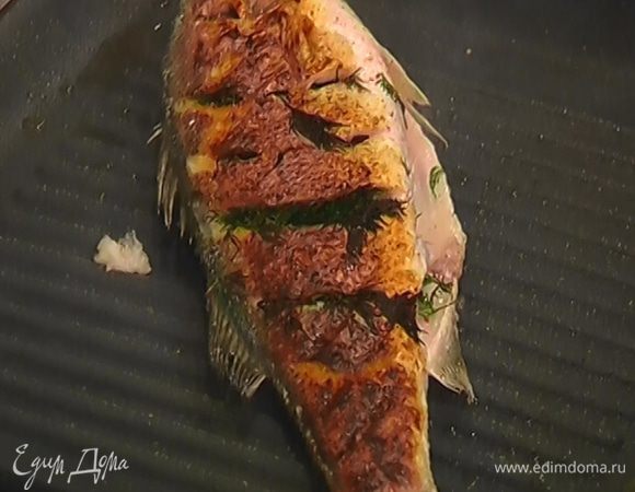 Разогреть сковороду-гриль и обжарить рыбу с обеих сторон до готовности.

