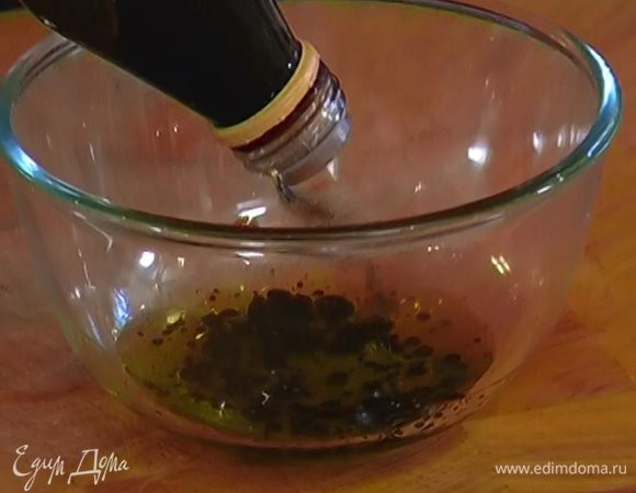 Приготовить заправку: соединить 1 ст. ложку оливкового масла и бальзамический уксус, посолить, поперчить и перемешать.