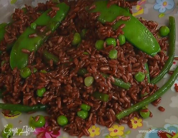 Готовый рис полить заправкой, добавить фасоль и горох и все перемешать.