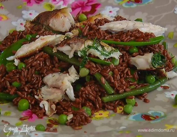 На большую тарелку выложить рис с овощами, сверху поместить рыбное филе.