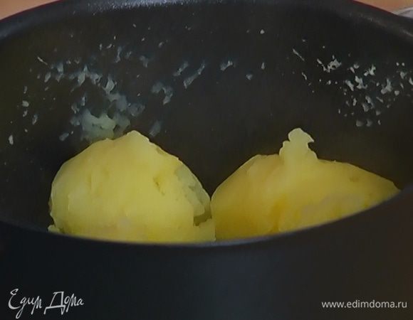 Картофель почистить и отварить до готовности.