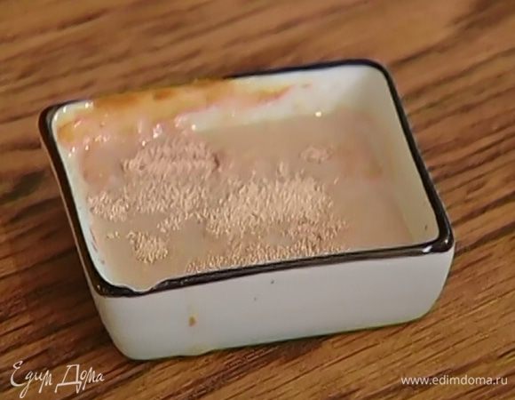 Дрожжи залить 1 ст. ложкой теплой воды.