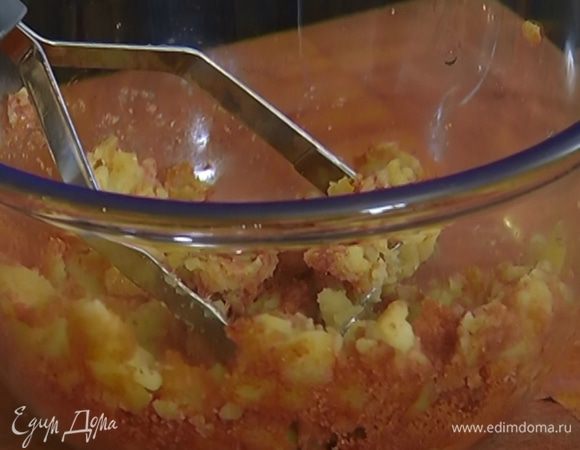 Добавить к отваренному картофелю сахар, соль и размять все вместе толкушкой.