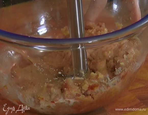 Влить молоко и немного взбить погружным блендером. 