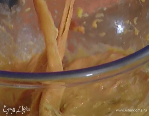 Добавить дрожжи и продолжать взбивать до получения однородной консистенции.