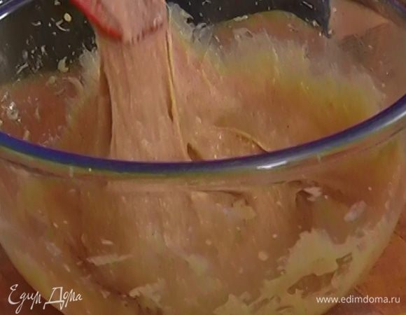 Влить в тесто апельсиновый экстракт, перемешать.