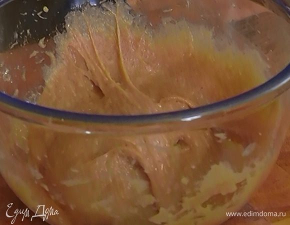 В три-четыре приема всыпать в картофельное тесто муку, перемешивая каждый раз ложкой, затем вымешать руками (муки может понадобиться меньше — тесто должно отставать от рук).