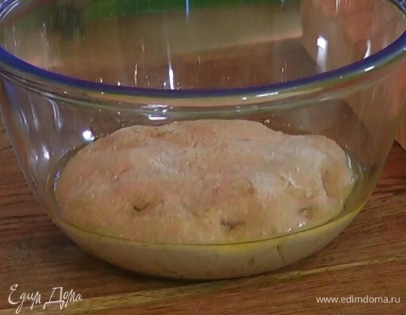 Глубокую миску смазать растительным маслом, выложить в нее тесто и поставить в теплое место на час-полтора.