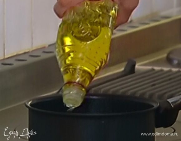 Разогреть в небольшом ковшике масло для фритюра.