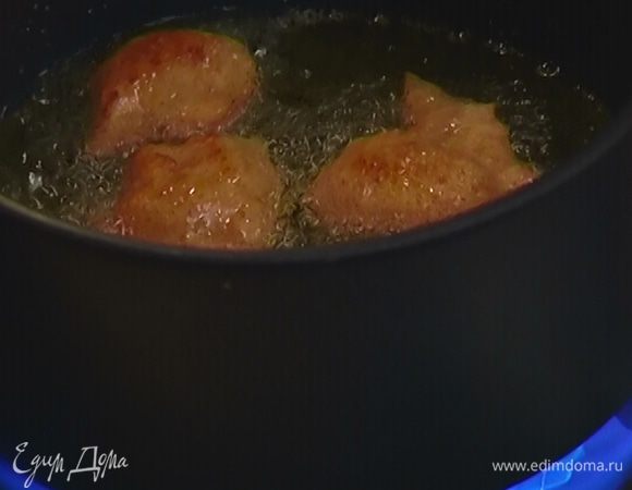 Чайной или десертной ложкой отделять небольшие кусочки теста, опускать их в разогретое масло и жарить до золотистого цвета.
