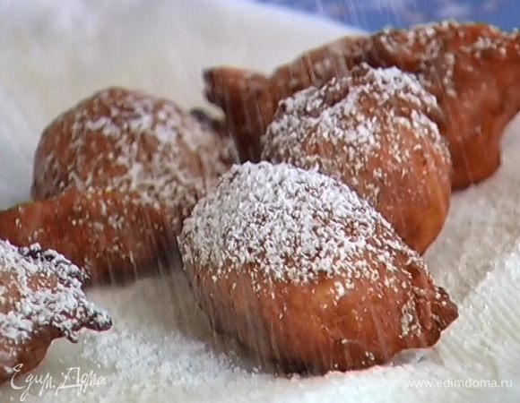 Готовые пончики посыпать сахарной пудрой.