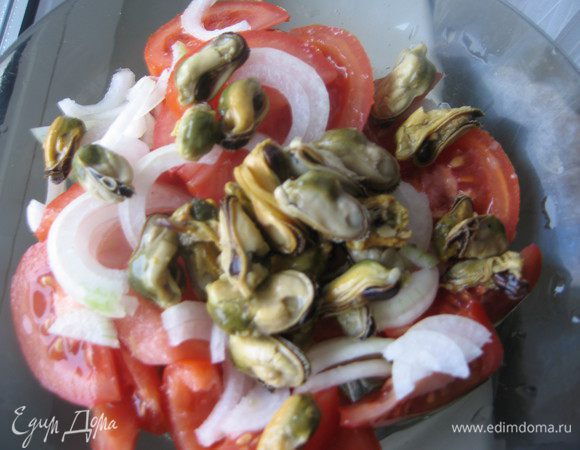 Все очень просто: режем произвольно помидоры, лук тонкими полукольцами, добавляем мидии, солим, перчим по вкусу. Заправляем  салат по вашему вкусу. 