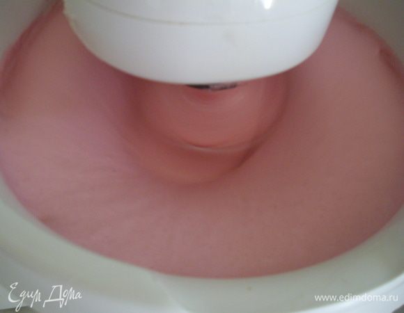 Добавить в ягодное пюре пол белка и взбивать. Пюре посветлеет и станет таким как на фото.