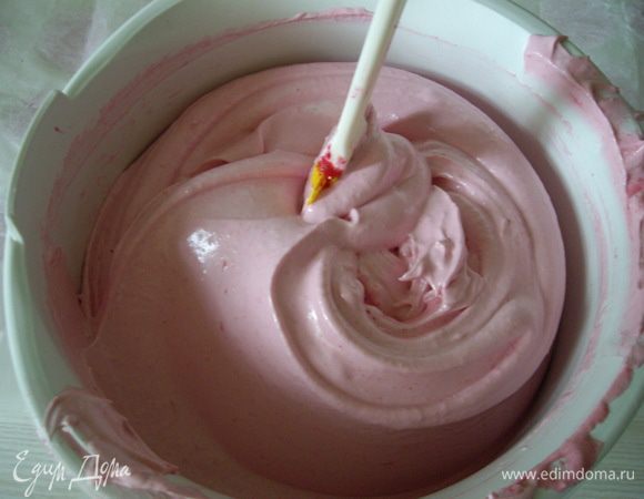 Добавить остальные пол белка и не переставая продолжать взбивать. Пюре станет вот таким.
Влить в пюре,тонкой струйкой сироп с агаром и взбивать еще какое то время. Получится пышная плотная масса.
Долго не взбивать,агар застывает, уже при 40 градусах С. Работать нужно быстро.