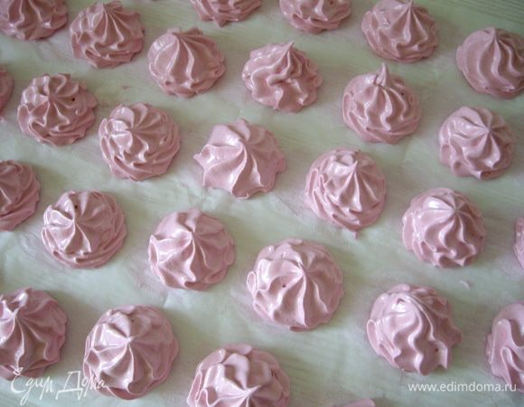 Расстелить на столе пекарскую бумагу.Зефир получается много-если крупных то 30-40 шт. А маленьких 50-60.
Переложить массу в кондитерский мешок с  насадкой и отсадить на пекарскую бумагу. Оставить на 24часа.
